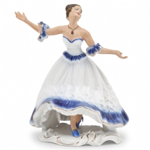 פסל פורצלן בדמות אישה בשמלה מושיטה ידיה לצדדים, מעוטר בצביעת יד באמייל ובזהב