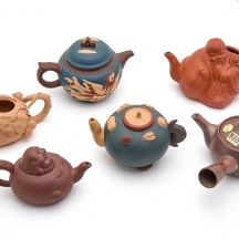 6 קומקומים שונים עשויים חרס יצרנים ודגמים שונים