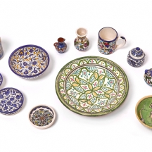 לוט חפצים שונים עשויים חרס חלק מקרמיקה ארמנית וחלקם מרוקו ופרס, מעוטרים עבודת יד