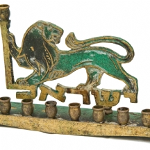 חנוכייה ישראלית ישנה ממתכת