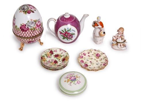 שנים עשר כלים שונים עשויים קרמיקה ופורצלן, מעוטרים כחול קורבלט ולבן