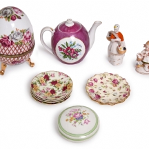 שנים עשר כלים שונים עשויים קרמיקה ופורצלן, מעוטרים כחול קורבלט ולבן