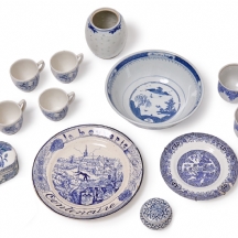 לוט כלי פורצלן שונים עשויים קרמיקה ופורצלן מעוטרים בפרחים