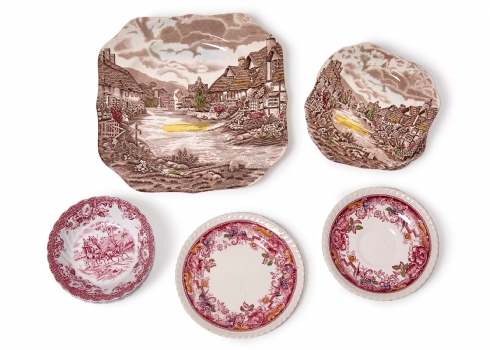 שלוש עשרה צלחות חרס אנגליות תוצרת ג'ונסון ברדרס, מעוטרות בהדפס מועבר