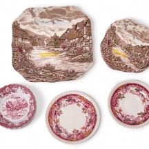 שלוש עשרה צלחות חרס אנגליות תוצרת ג'ונסון ברדרס, מעוטרות בהדפס מועבר