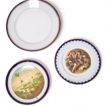 שלוש צלחות פורצלן מעוטרות בגוונים לבן וכחול, דגמים ויצרנים שונים