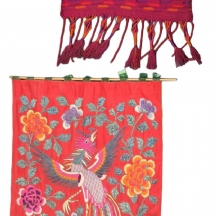 שני פריטי טקסטיל דקורטיביים לתלייה על הקיר