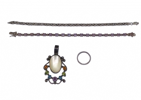 4 תכשיטי כסף סטרלינג שונים, כולם חתומים