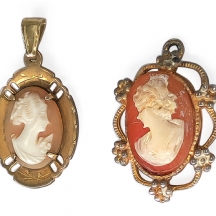 זוג תליונים, אחד משובץ מדליון קמיאו אובלי עשוי צדף סרדוניקס מעוטר בקמיאו