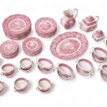 חלקי סט אוכל אנגלי עשוי חרס מעוטר בהדפס מועבר בגוון סגול וורוד, חתום