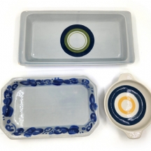 3 כלי קרמיקה ישראלית להגשה מתוצרת לפיד (Lapid), המגש הכחול מעוטר דגם ערבסק