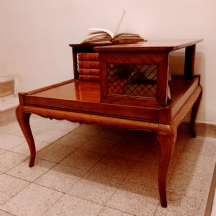 עמדת קריאה ייחודית מעץ מלא – שולחן דו־מפלסי בסגנון לואי XV