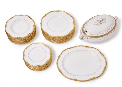 חלקי סט אוכל אנגלי מפורצלן תוצרת קולפרוט מעוטר בזהב, חתום