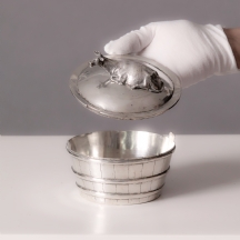 כלי כסף רוסי עתיק לחמאה, מעוצב בצורת גיגית חמאה וידית המכסה מפוסלת בדמות פרה