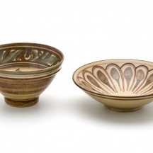 שתי קעריות מתוצרת 'Bullers' מעוטרות בעבודת יד על ידי 'Hilda Hine' חתומות