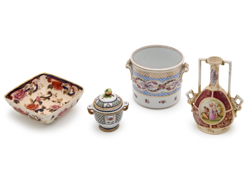 ארבעה כלי חרסינה ופורצלן שונים, מעוטרים וחתומים