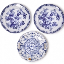 שלוש צלחות חרס ופורצלן שני דגמים שונים, מעוטרות וחתומות