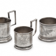 שלושה מחזיקי כוסות תה רוסים עתיקים עשויים כסף