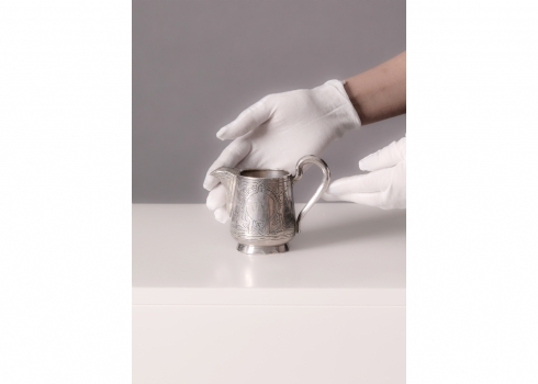 קנקן כסף רוסי עתיק לחלב או שמנת, מעוטר וחתום חותמות כסף רוסיות