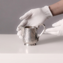 קנקן כסף רוסי עתיק לחלב או שמנת, מעוטר וחתום חותמות כסף רוסיות