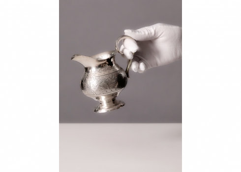 קנקן כסף רוסי עתיק לחלב או שמנת, מעוטר וחתום חותמות כסף רוסיות