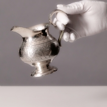 קנקן כסף רוסי עתיק לחלב או שמנת, מעוטר וחתום חותמות כסף רוסיות