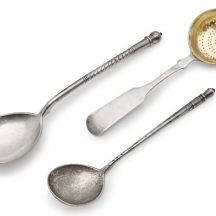 שלוש כפות כסף רוסיות עתיקות, דגמים ויצרנים שונים, כולן חתומות