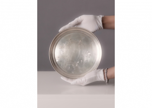 צלחת כסף רוסית עתיקה מתקופת סגנון האר נובו מעוטרת בחריטת יד עדינה ויפה וחתומה