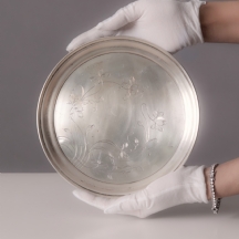 צלחת כסף רוסית עתיקה מתקופת סגנון האר נובו מעוטרת בחריטת יד עדינה ויפה וחתומה