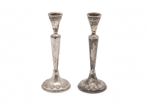 זוג פמוטים ישראלים מתוצרת חברת 'הצורפים' עשויים כסף '800', חתומים