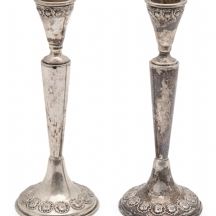 זוג פמוטים ישראלים מתוצרת חברת 'הצורפים' עשויים כסף '800', חתומים