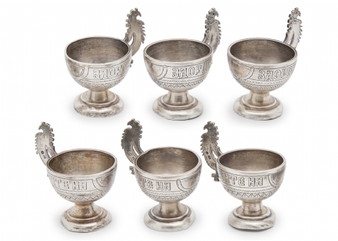 סט של שש כוסיות וודקה רוסיות עתיקות עשויות כסף, מעוטרות בכיתוב ברוסית