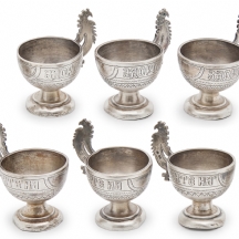 סט של שש כוסיות וודקה רוסיות עתיקות עשויות כסף, מעוטרות בכיתוב ברוסית