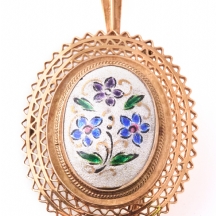 תליון שיכול לשמש גם כסיכה, עשוי זהב צהוב 14 קארט ומעוטר באמייל חתום