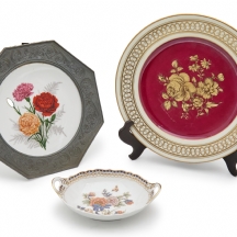 שלושה כלי פורצלן שונים יצרנים ודגמים שונים מעוטרים וחתומים