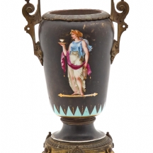 אגרטל צרפתי עתיק, עשוי ברונזה שפלטר ופורצלן מעוטר ציורי יד באמייל על רקע שחור