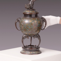 כלי ברונזה סיני עתיק מהמאה ה-19, מעוטר אמייל שמפלבה