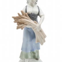 פסלון פורצלן גרמני בדמות כפריה קוצרת, מעוטר בצביעת יד וחתום