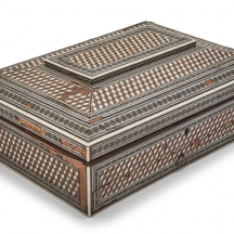 תיבת כלי תפירה אנגלו-הודית עתיקה מהמאה ה-19, עשויה עץ, מעוטרת בעבודת סדלי Sadely