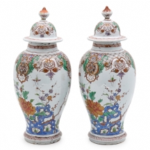 זוג אגרטלים הולנדים עתיקים מהמאה ה-19,עשויים חרסינת דלפט ומעוטרים בציורי יד