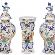 שלושה כדי דלפט הולנדיים חתומים בחותמת “Topfer”, בסגנון חותמת De Klaauw