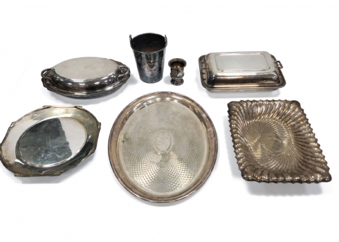 שבעה כלים עשוים מתכת ומצופים כסף, חלקם חתומים