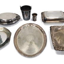 שבעה כלים עשוים מתכת ומצופים כסף, חלקם חתומים