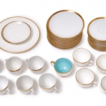 שני חלקי סט, אחד ווג'ווד והשני בווארי