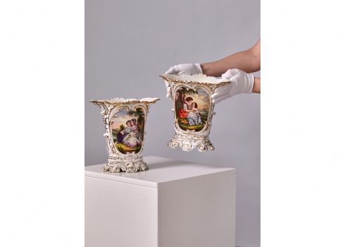 זוג אגרטלי פורצלן צרפתיים עתיקים, מעוטרים ציורי יד מתוצרת אחד ממפעלי 'Old Paris'