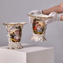 זוג אגרטלי פורצלן צרפתיים עתיקים, מעוטרים ציורי יד מתוצרת אחד ממפעלי 'Old Paris'