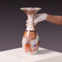 אגרטל פורצלן יפני עתיק, סוף המאה ה-19, אזור אריטה (Arita), ציורי יד באמייל