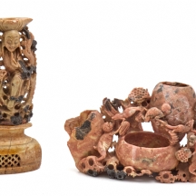 שני קישוטים סינים שולחניים דקורטיביים, עשויים אבן סבון 'שושאן'
