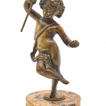 פסלון ברונזה צרפתי עתיק מהמאה ה-19, בדמות בכחוס הילד, לא חתום