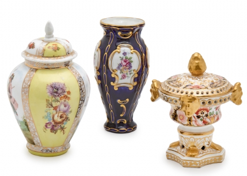 שלושה כלי פורצלן אירופאים עתיקים – דרזדן, Royal Dux ו-Royal Crown Derby